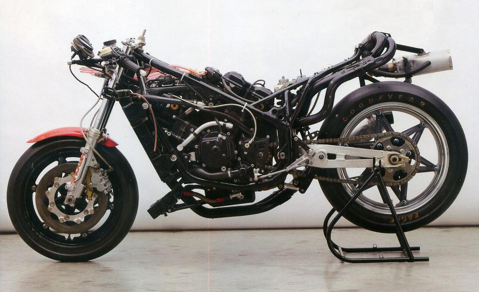 m82sp1t57's tweet image. ホンダＲＳ1000ＲＷ。1982年にホンダが社運を賭けたＶＦシリーズ実証用に開発したモンスター。ＶＦと同構成だが実際は別物の1024ccV4を搭載。Ｆスペンサーとデイトナ200（たしか木山賢吾と鈴鹿200kmにも）参戦。強烈な速さを見せるが強大なパワーにタイヤがもたず。
#幻のレーシングバイクについて語る