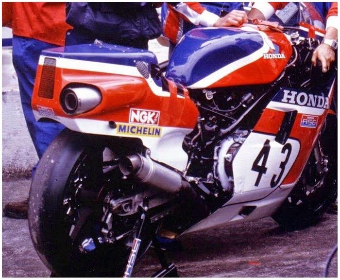 m82sp1t57's tweet image. ホンダＲＳ1000ＲＷ。1982年にホンダが社運を賭けたＶＦシリーズ実証用に開発したモンスター。ＶＦと同構成だが実際は別物の1024ccV4を搭載。Ｆスペンサーとデイトナ200（たしか木山賢吾と鈴鹿200kmにも）参戦。強烈な速さを見せるが強大なパワーにタイヤがもたず。
#幻のレーシングバイクについて語る