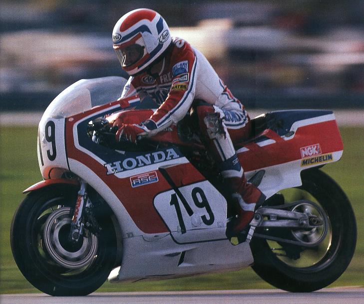 m82sp1t57's tweet image. ホンダＲＳ1000ＲＷ。1982年にホンダが社運を賭けたＶＦシリーズ実証用に開発したモンスター。ＶＦと同構成だが実際は別物の1024ccV4を搭載。Ｆスペンサーとデイトナ200（たしか木山賢吾と鈴鹿200kmにも）参戦。強烈な速さを見せるが強大なパワーにタイヤがもたず。
#幻のレーシングバイクについて語る