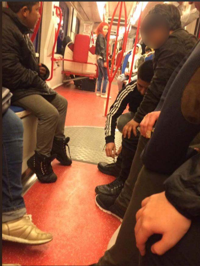 trthaber's tweet photo. Tramvayda çıplak ayakla yolculuk yapan bir çocuk ve ayağındaki ayakkabıyı ona giydirip yoluna çorabıyla devam eden bir genç. Samsun'dan bir 'insanlık' haberi...

https://t.co/qvOqPy7AJD https://t.co/3fMRuVOgQs