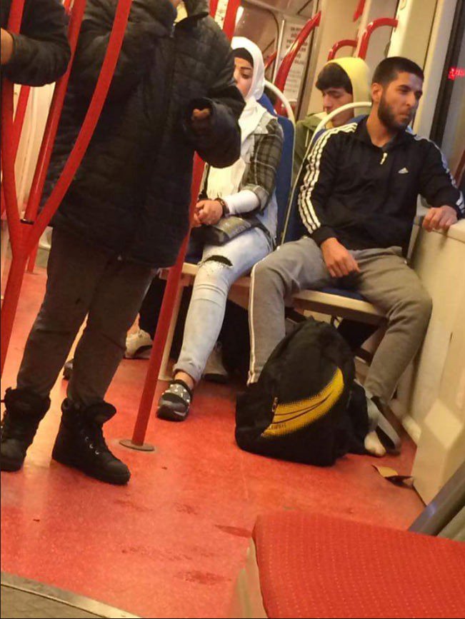 trthaber's tweet photo. Tramvayda çıplak ayakla yolculuk yapan bir çocuk ve ayağındaki ayakkabıyı ona giydirip yoluna çorabıyla devam eden bir genç. Samsun'dan bir 'insanlık' haberi...

https://t.co/qvOqPy7AJD https://t.co/3fMRuVOgQs