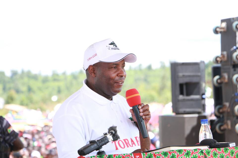 CnddFdd's tweet photo. Le SG @e_ndayishimiye a vivement remercié le Gouvernement du #Burundi qui est toujours à l'ecoute du peuple burundais et a salué le leadership de S.E @pnkurunziza, Président de la République et Visionnaire du parti @CnddFdd. #ToraEgo https://t.co/EE1iJoKagc