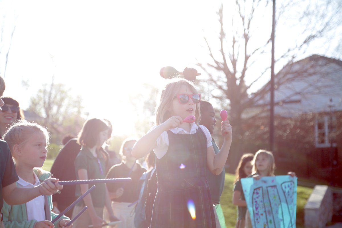 McDonoghSchool's tweet photo. Art Pop Up Day is here!!! It started with an awesome dance party in the bus lot to welcome all the riders coming in. #McDArt #McDPerformingArt #McDArtPopUpDay #danceparty #dancelikenooneswatching https://t.co/gWHU2zcVwb