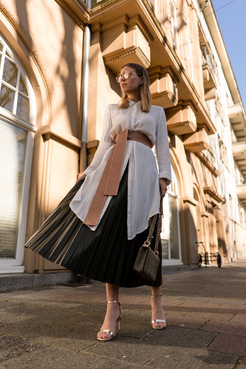 Sariiety's tweet photo. Coated Plissee Skirt, Long Blouse &amp; Escada Belt https://t.co/9XiCQc0DGq https://t.co/EbQr0pvrOp
