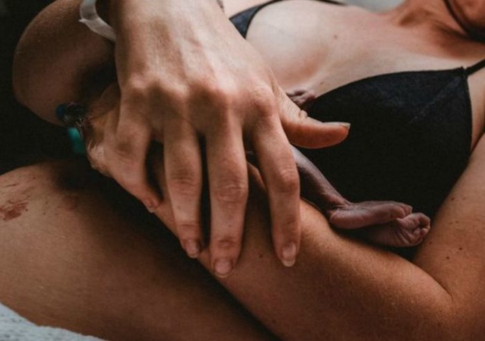 Sirdi sažņaudzošs fotoprojekts attēlo mātes pārdzīvojumus pēc miruša bērniņa dzemdībām (FOTO) | dzentlmenis.lv/sirdi-saznaudz…