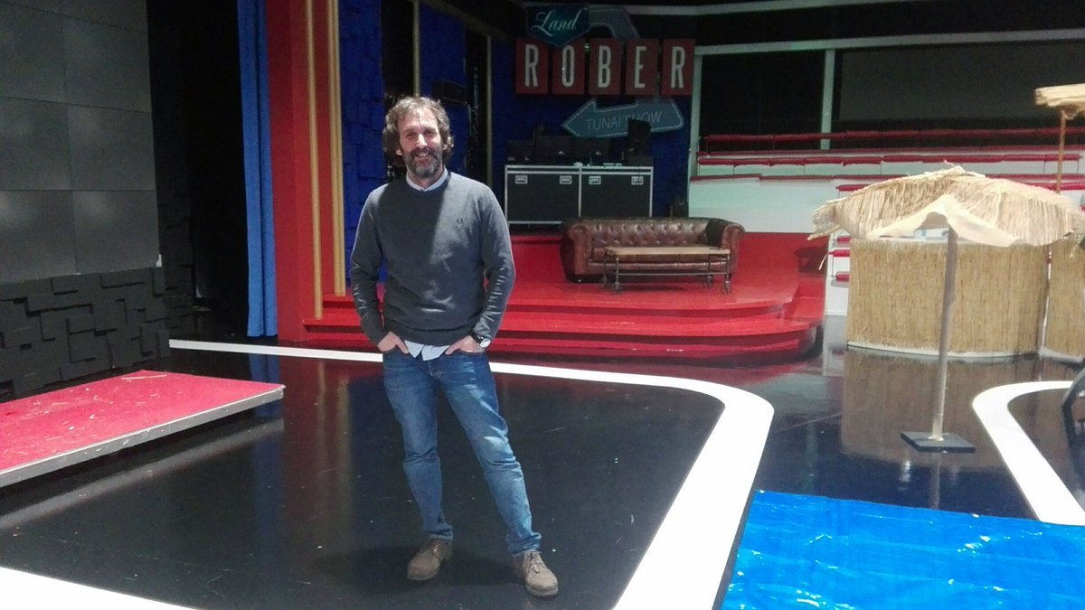 ctvgal's tweet photo. Sabes de que se encarga o/a realizador/a dun programa de tv? 🤔 Queres coñecer como vive o @LandRoberTVG o noso equipo de realización? 📺 Non perdas detalle do que conta @JoseVEstonllo, realizador do @LandRoberTVG
👉https://t.co/Vf6iylC86R
#EquipoCTV #CTV #LandRoberTunaiShow https://t.co/Iox0ytyHuV