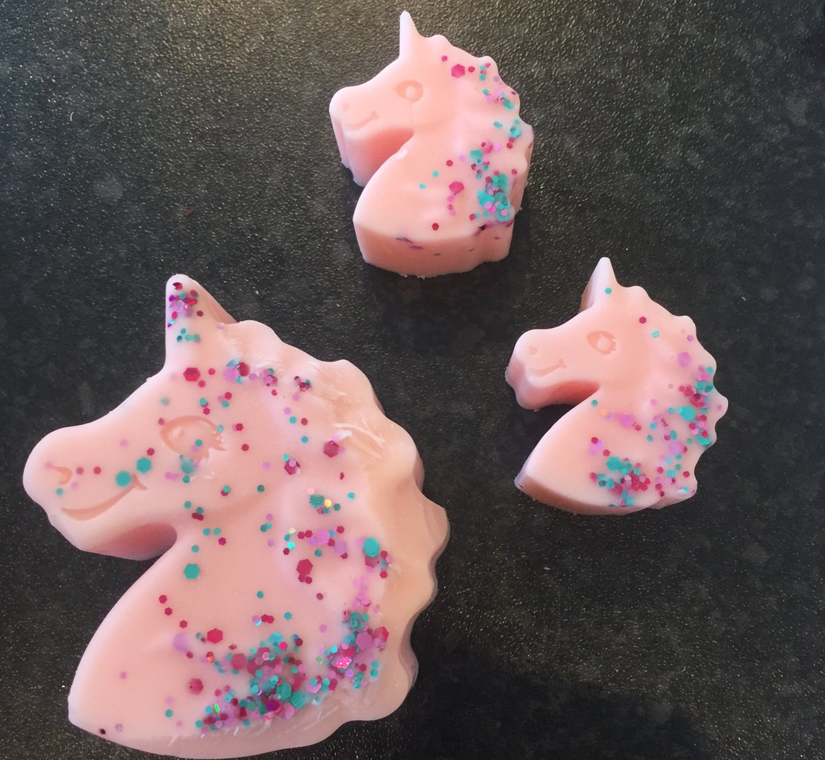Georgia_James18's tweet photo. Large and small unicorns available in la vie est Belle and snow fairy #unicorns #waxmelts #waxaddict #homefragrance #homedecor #smellys https://t.co/IWOBzeQ37R