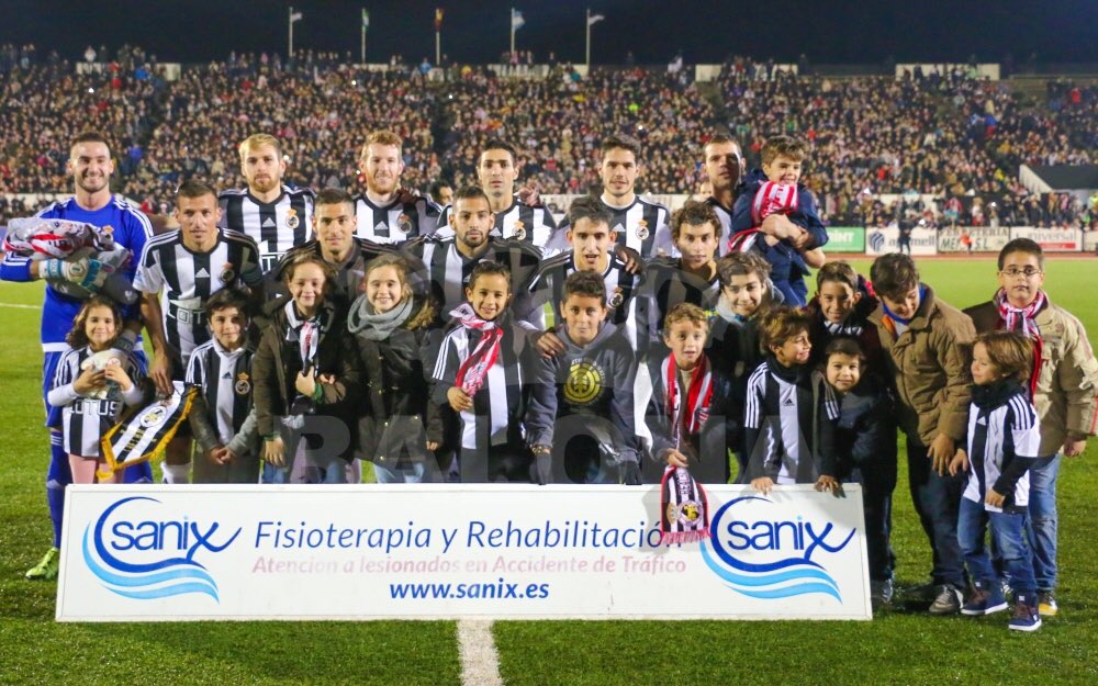 BalonaAlMinuto's tweet photo. @RBL1912 Ha llegado el momento de asegurar por 8ª temporada consecutiva la Segunda División B 🖤⚽️#TodaLaLíneaAlFútbol

¡Que sigan las grandes noches de fútbol, linenses! https://t.co/uvhmmNLHJA