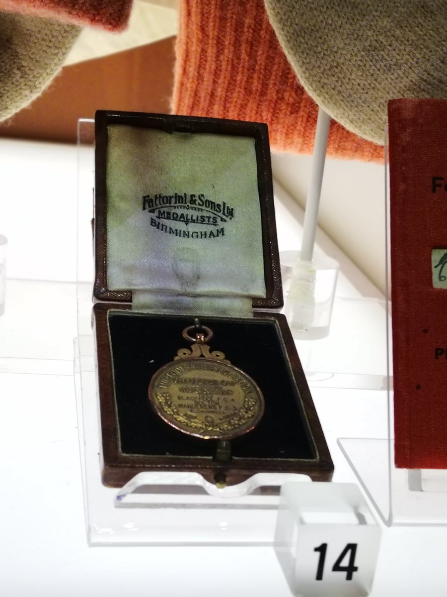 FootballMuseum's tweet photo. #OnThisDay in 1953, @BlackpoolFC's Stan Mortensen became the first (and, to date, only) player to net a hat-trick in an FA Cup final - but was still outshone by the wizard of the dribble. #NFMHallOfFame #MatthewsFinal 🍊
https://t.co/BOoslXB6T1 https://t.co/teFIAPeqpd