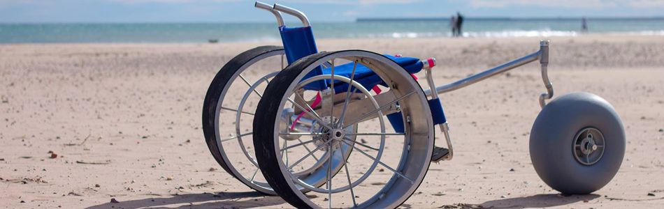 UPV's tweet photo. Dos titulados UPV crean @sandroller, la primera silla de ruedas que permite a personas con movilidad reducida moverse y bañarse en la playa de manera autónoma https://t.co/sBY3c0jAie https://t.co/TmD3QW0DHa
