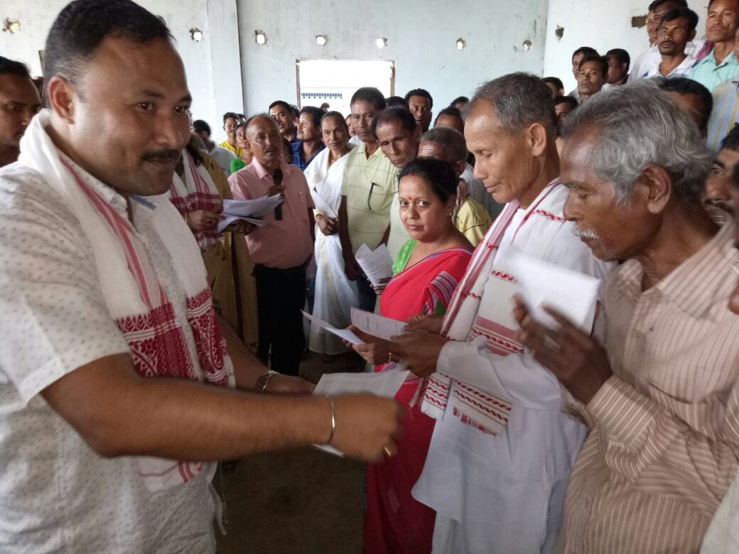 borahbimal76's tweet photo. Keeping the view in mind to promulgate the income of the cultivators double by 2022 a number of 312 families have been given land allotment certificates #KISHOK KOLYAN KARYASHALA today in GRAM SWARAJ ABHIYAN a Dream of HPM @narendramodi https://t.co/jzjnAbPqKQ