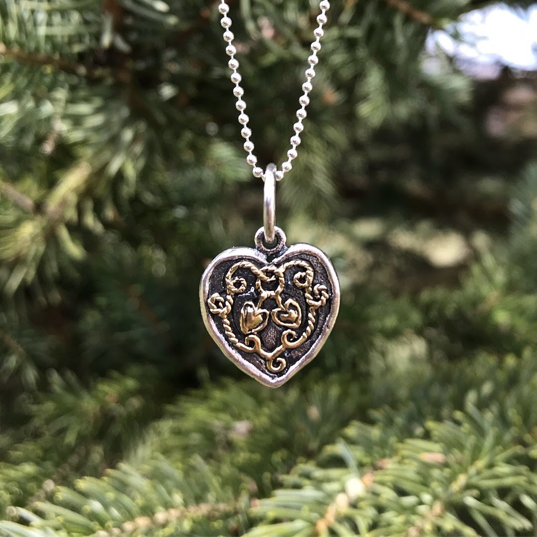 TheJerseyMomma's tweet photo. Last chance to enter my Mother's Day Gift Guide contest! Enter to win a $100 e-gift card from #WaxingPoetic #Jewelry! #THBGG #ad #IAmPoetic #MothersDay #GiftsforMom #GiftIdeas #giveaway https://t.co/tsJrDf6v2k https://t.co/FzFSY5QHgV