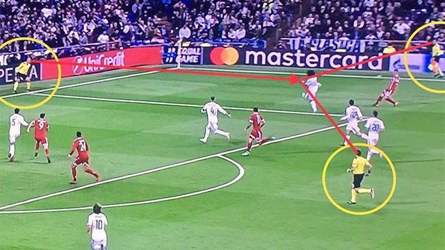 DiegoBalado's tweet photo. ¡Qué bueno que @MarceloM12 admitiera que tocó el balón con la mano! Los árbitros turcos increíblemente no lo vieron. Esta acción hubiese derivado en el cobro de un penal para el Bayern si usaban el VAR, pero UEFA no quiere la revisión de video para la próxima temp. de Champions. https://t.co/KUETaImxNN
