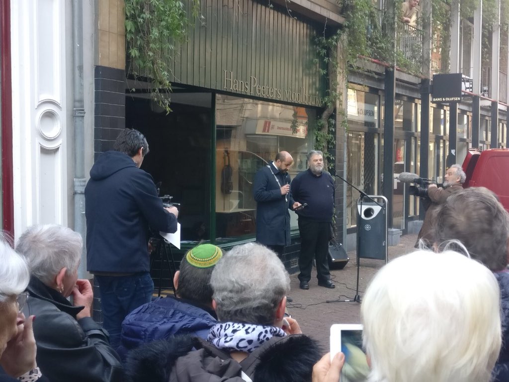 AnnekeNijman's tweet photo. Eerste Arnhemse struikelsteen in aanwezigheid @ahmedmarcouch gelegd naast 29 andere stenen bij 15 woningen in heel Arnhem. Stenen met namen slachtoffers nationaalsocialisme. https://t.co/ATqAChc4ns