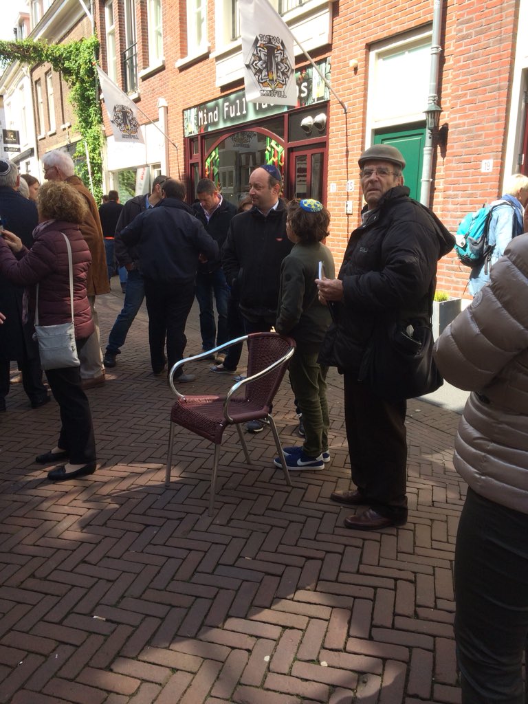 AnnekeNijman's tweet photo. Eerste Arnhemse struikelsteen in aanwezigheid @ahmedmarcouch gelegd naast 29 andere stenen bij 15 woningen in heel Arnhem. Stenen met namen slachtoffers nationaalsocialisme. https://t.co/ATqAChc4ns