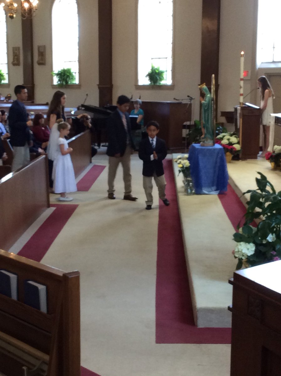acs2H's tweet photo. Yesterday’s May Crowning ceremony #ACSGatorPride https://t.co/eNLRsIGMrT