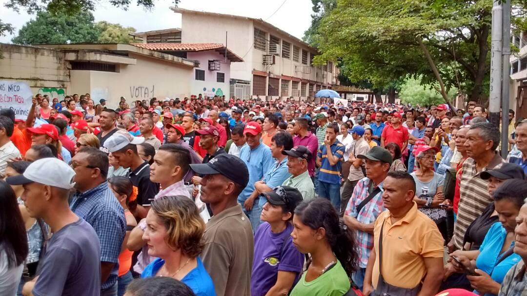 TROPACORSOBAIN's tweet photo. Trabajadores de PDVSA INDUSTRIAL CORSOBAIN, Celebraron el día del Trabajador junto a las fuerzas revolucionarias, Juventud y pueblo Barines, en la Calle Cedeño, en la sede de la Casa Sindical del estado Barinas. https://t.co/4Q3LZdOR4b