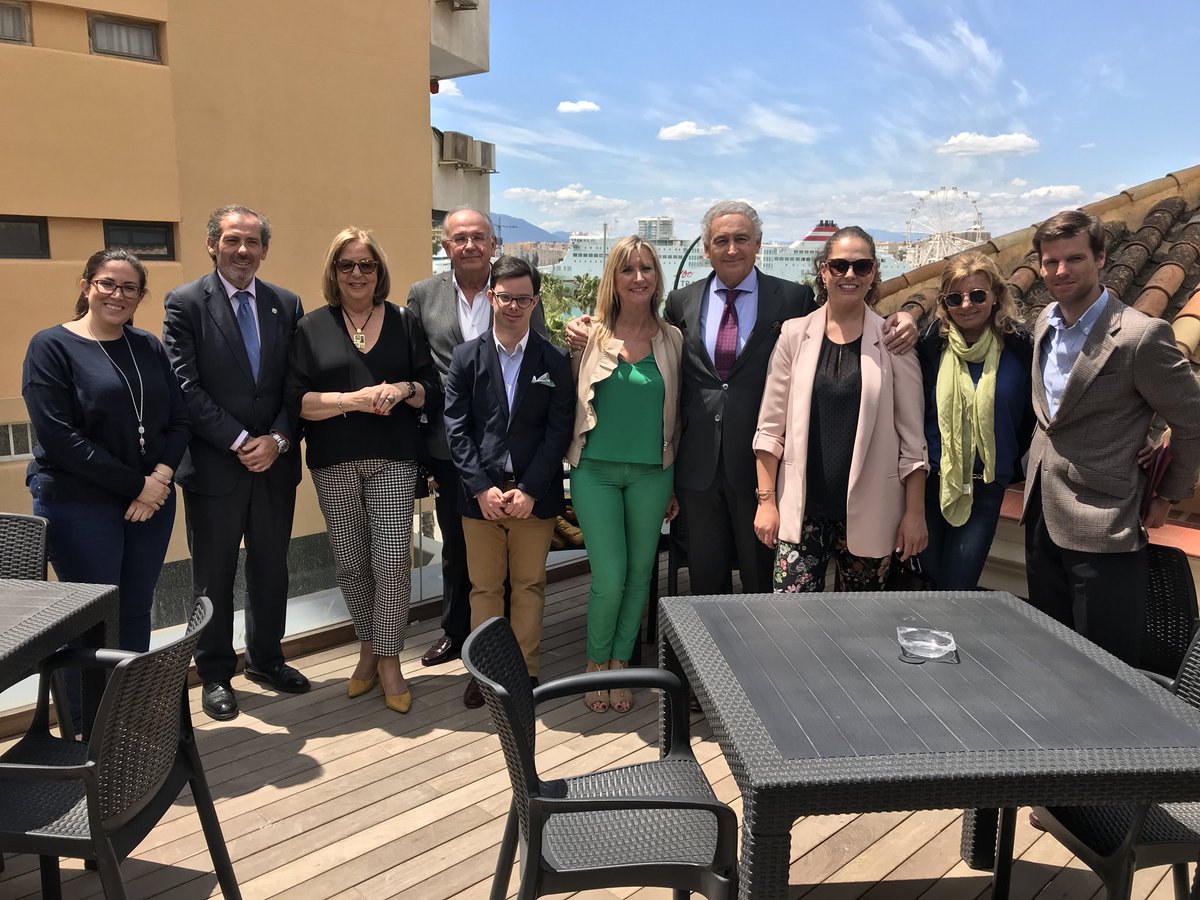 Disfrutando de la nueva terraza del @icamalaga con el ganador y el jurado del III Premio Miramar <a href="/decanofjlara/">Fco Javier Lara Peláez</a> <a href="/CTAndalucia/">CTA</a> <a href="/carmenveraberna/">carmen vera</a>