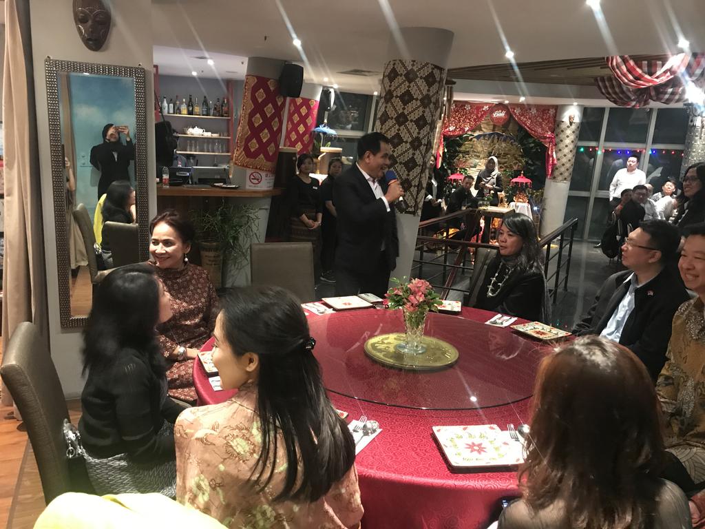 snmauludiah's tweet photo. Three things that need to focus on to help boost Indonesian economy: investment, export, tourism. Ambassador of RI to China highlights this at the meeting with Indonesian Chambers of Commerce at Bali Bistro (2/5), call for cooperation to this end @KJRIShanghai  @Astimpas_Kemlu https://t.co/SE6e7eo2tP