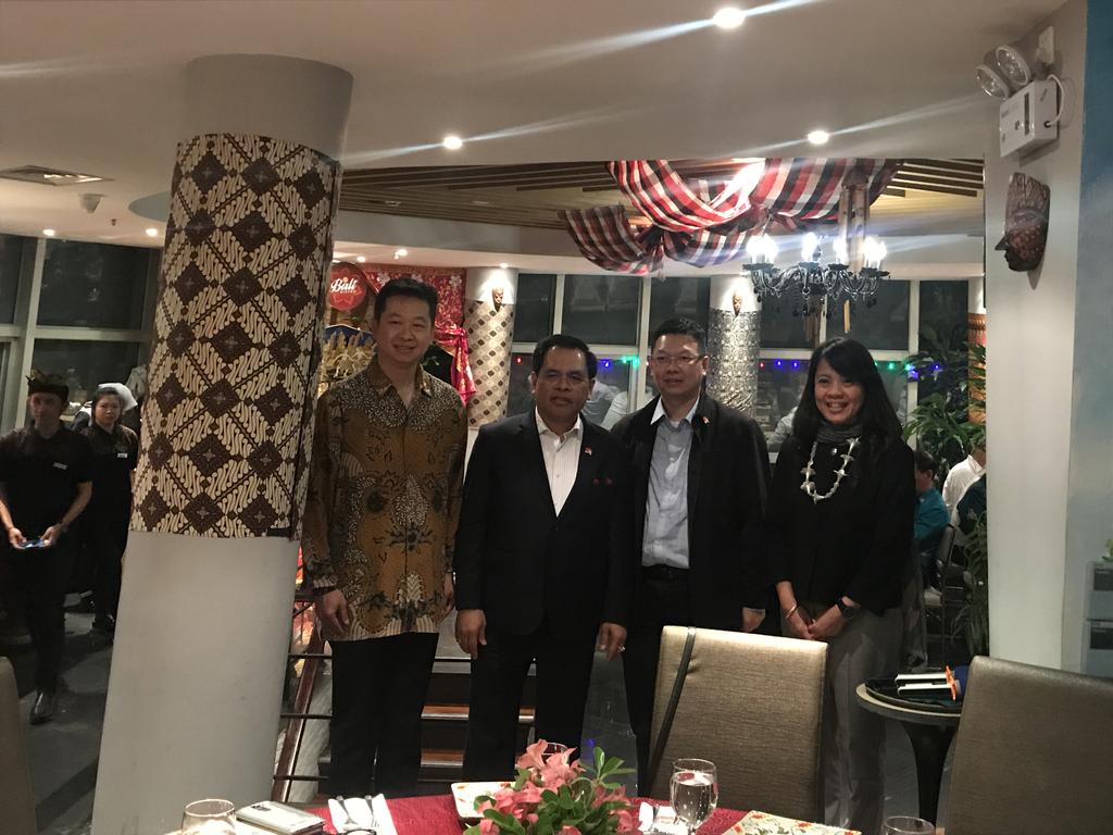 snmauludiah's tweet photo. Three things that need to focus on to help boost Indonesian economy: investment, export, tourism. Ambassador of RI to China highlights this at the meeting with Indonesian Chambers of Commerce at Bali Bistro (2/5), call for cooperation to this end @KJRIShanghai  @Astimpas_Kemlu https://t.co/SE6e7eo2tP