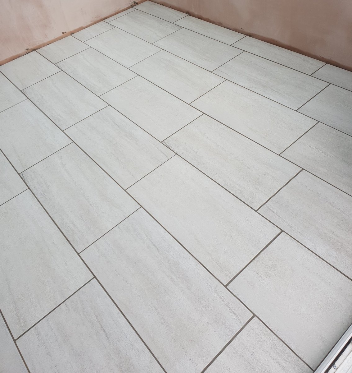 CreativeTiles's tweet photo. How stylish do these Dover Chalk porcelain floor tiles look? Available in-store or online at https://t.co/1I87QW3EvL. Don't forget to ask about our fitting service too #floortiles #tilefitting https://t.co/Fecg91Oe9N