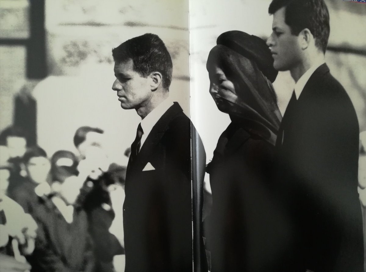 ferrojasparra's tweet photo. Impecable trabajo de #JacquesLowe sobre #Kennedy. Las fotos y los textos, publicados por @la_fabrica en español, permiten una aproximación privilegiada a su campaña, presidencia y muerte. #FILBO @LibreriaLerner https://t.co/gIx3t0oINj