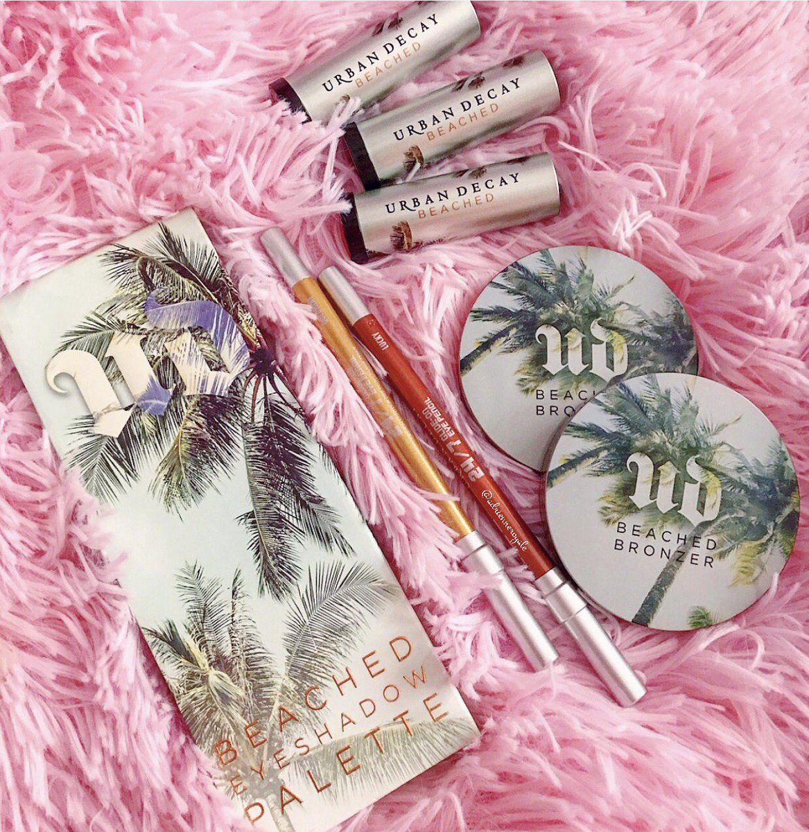 AdrienneRoyale's tweet photo. 💕🌊🏝☀️ My favorite day of the week #PinkWednesday and a high of 80° today time for some @UrbanDecay Beached 💕🌊🏝☀️ https://t.co/No9TJZt6Le