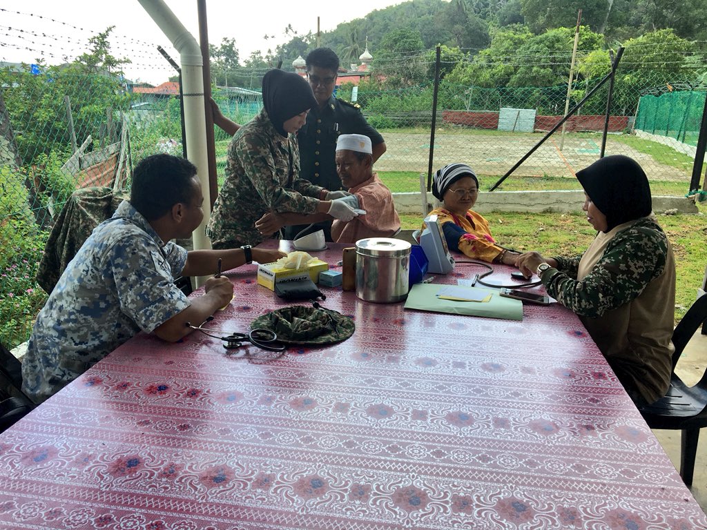 KDSM_PASKAL's tweet photo. Tim Perubatan #KDSMPeople meneruskan Program #MEDCAP #DENCAP di Pulau Selakan #Semporna #HUTTLDM84 #Kebajikan #kesihatan #IBK #IBM #MOOTW @mykamarul @syedzahirputra @ARBA_My @warpgb73 @tldm_rasmi https://t.co/eXD6j8Gd8p