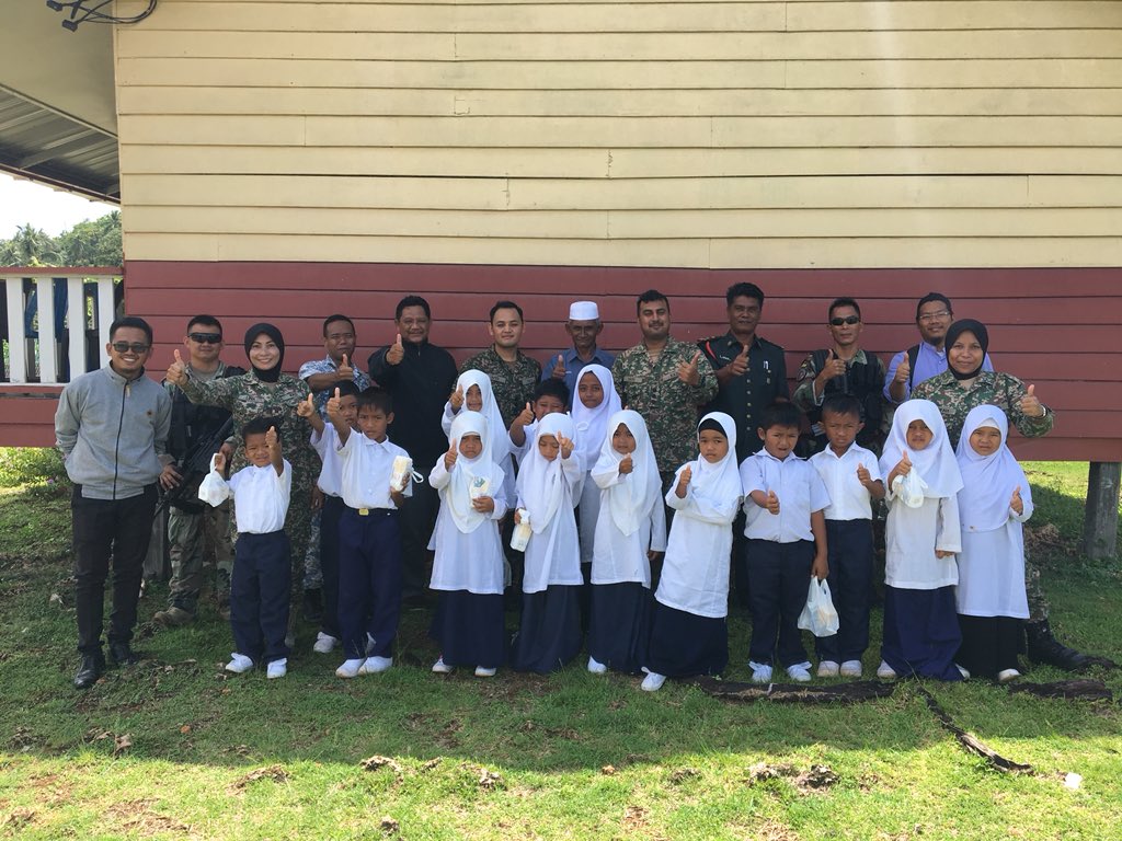 KDSM_PASKAL's tweet photo. Tim Perubatan #KDSMPeople meneruskan Program #MEDCAP #DENCAP di Pulau Selakan #Semporna #HUTTLDM84 #Kebajikan #kesihatan #IBK #IBM #MOOTW @mykamarul @syedzahirputra @ARBA_My @warpgb73 @tldm_rasmi https://t.co/eXD6j8Gd8p