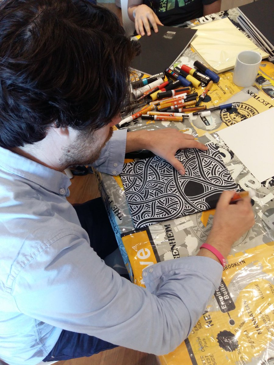 idgraph's tweet photo. C'est parti pour l'atelier avec notre Streetartiste au grand coeur Jordane Saget à Gustave Roussy pour les enfants avec @ImagineforMargo https://t.co/yqcAwwpRsL