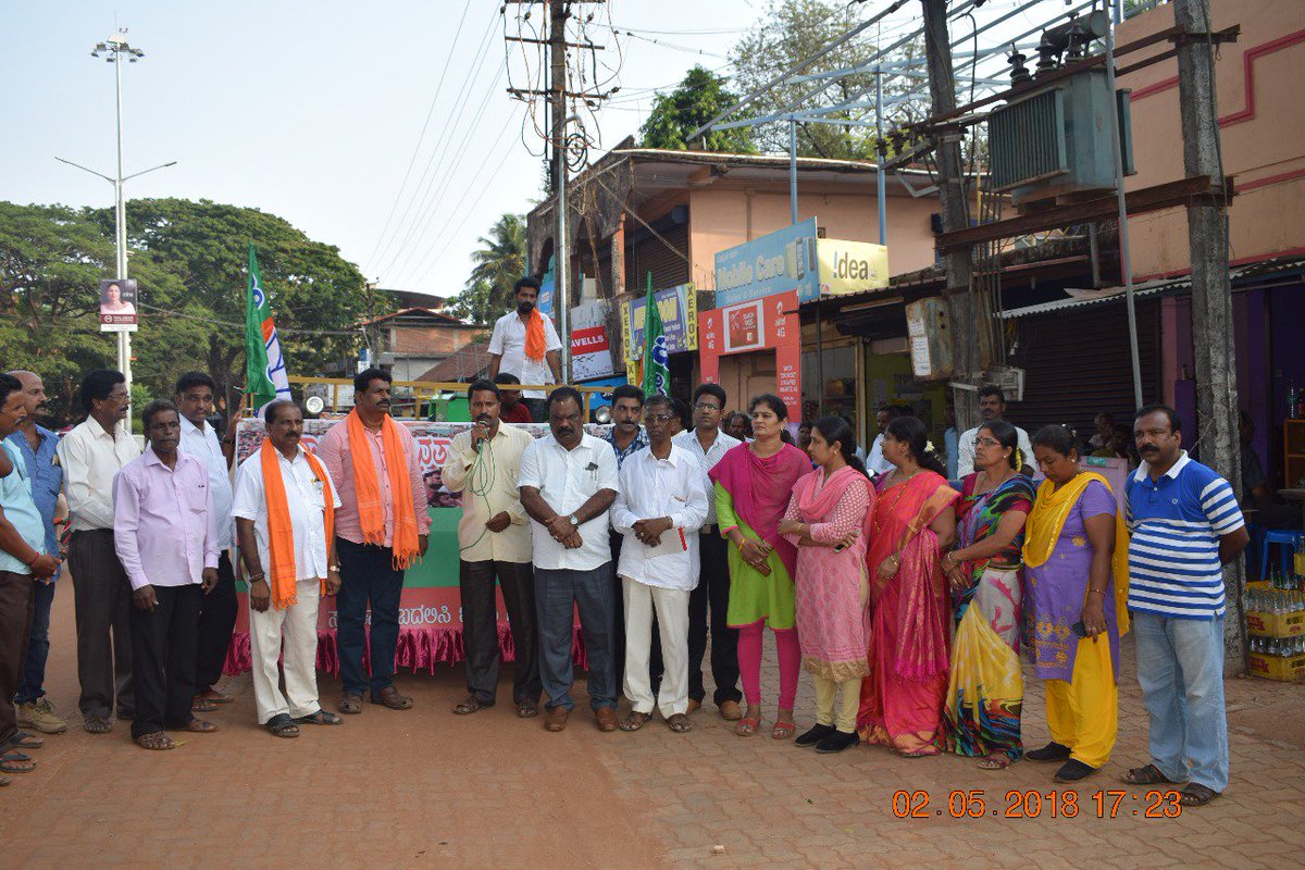 lalajirmendon's tweet photo. *ಬಿಜೆಪಿ ವಿಧಾನಸಭಾ ಕ್ಷೇತ್ರದ ಪ್ರಚಾರ ರಥಕ್ಕೆ ಚಾಲನೆ*
2/5/2018 ಮಂಗಳವಾರ 4.30 ಕ್ಕೆ ಕಾಪು ವಿಧಾನಸಭಾ ಕ್ಷೇತ್ರದ ಪ್ರಚಾರ ರಥವನ್ನು ಕಾಪು ಬಿಜೆಪಿ ಕಚೇರಿ ಬಳಿ ಉದ್ಘಾಟಿಸಲಾಯಿತು. https://t.co/3eF3nI0YoG