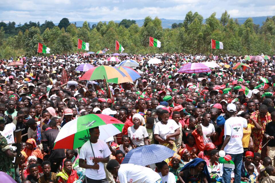 CnddFdd's tweet photo. Umunyamabanga mukuru @e_ndayishimiye ahamagarira Abagumyabanga bose kuba intwari mu gukunda no gukorera igihugu cabibarutse, na cane cane kwama bibuka ko itsinzi bayishitseko bitoroshe, ko bakwiye kuyibungabunga bakongera bakayishigikiza ibikorwa. #ToraEGO #Burundi https://t.co/58N7z2SMTt