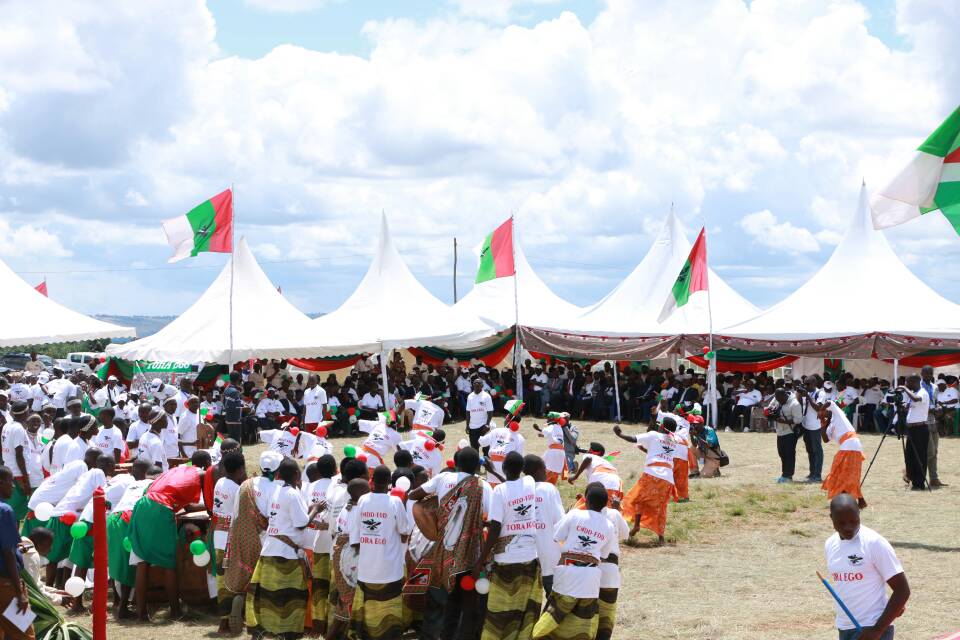 CnddFdd's tweet photo. Umunyamabanga mukuru @e_ndayishimiye ahamagarira Abagumyabanga bose kuba intwari mu gukunda no gukorera igihugu cabibarutse, na cane cane kwama bibuka ko itsinzi bayishitseko bitoroshe, ko bakwiye kuyibungabunga bakongera bakayishigikiza ibikorwa. #ToraEGO #Burundi https://t.co/58N7z2SMTt