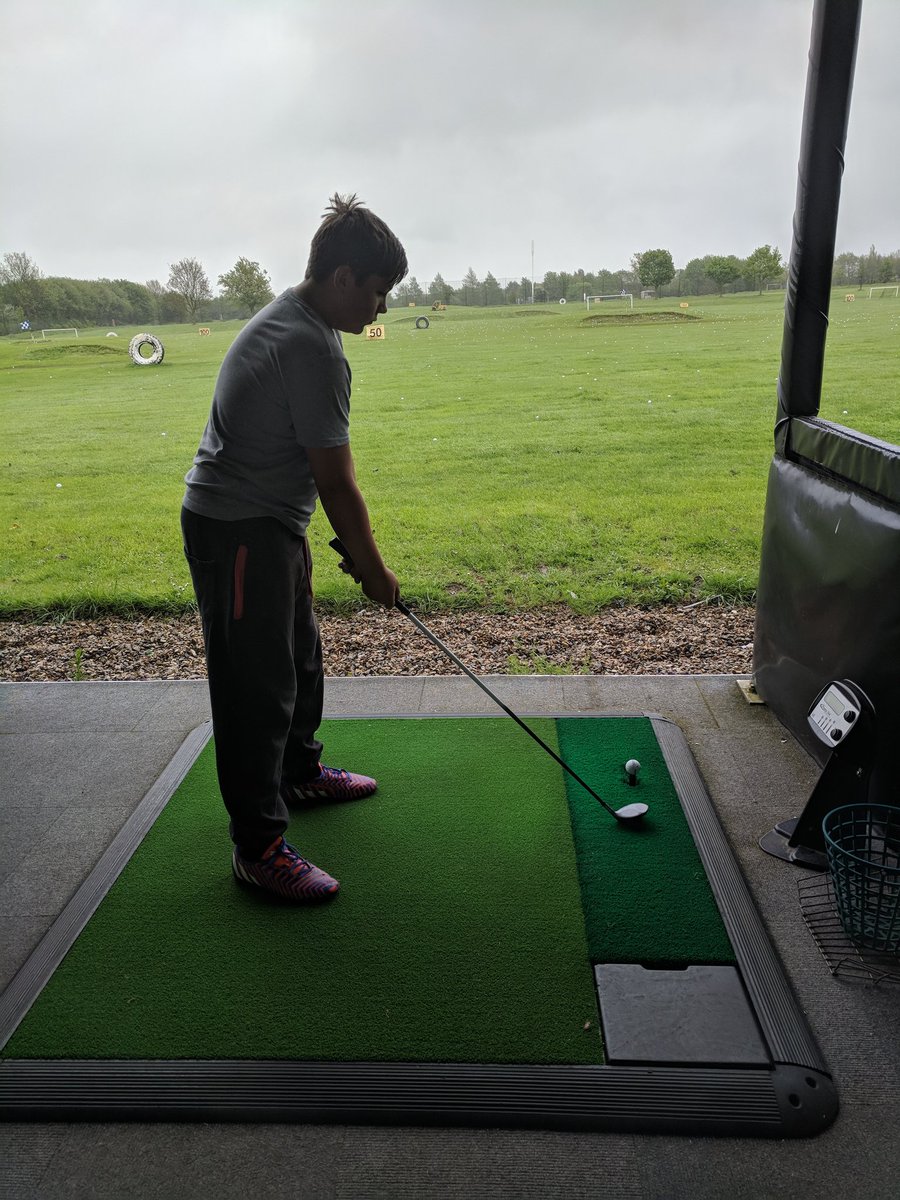 kyleedwardwill1's tweet photo. Keeping them active, keeping them engaged. Year 10 core PE - Golf. #PEGeeks #PE #Golf https://t.co/6dX9IClQqw