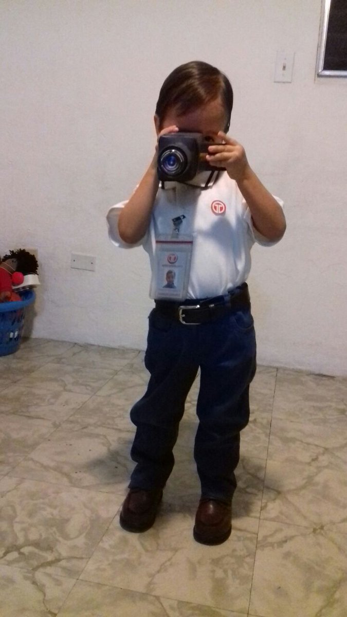 MHerrreraG's tweet photo. Tengo 3 años y estoy orgulloso de representar en el Día del Trabajador a un camarógrafo de @TReporta @AlvaroAlvaradoC https://t.co/uG7dNRLzT5