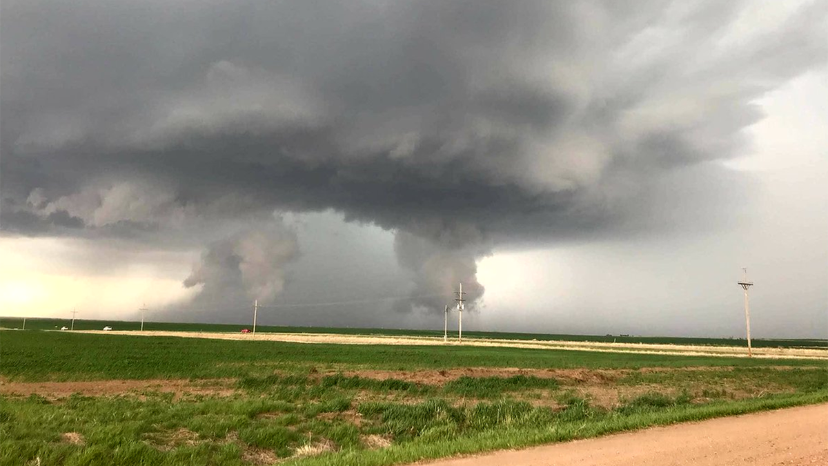 ow.ly/HtkoK Tornadoes, Severe Storms Hit the Plains, Midwest (PHOTOS) - The Weather Channel dlvr.it/QRVrrS