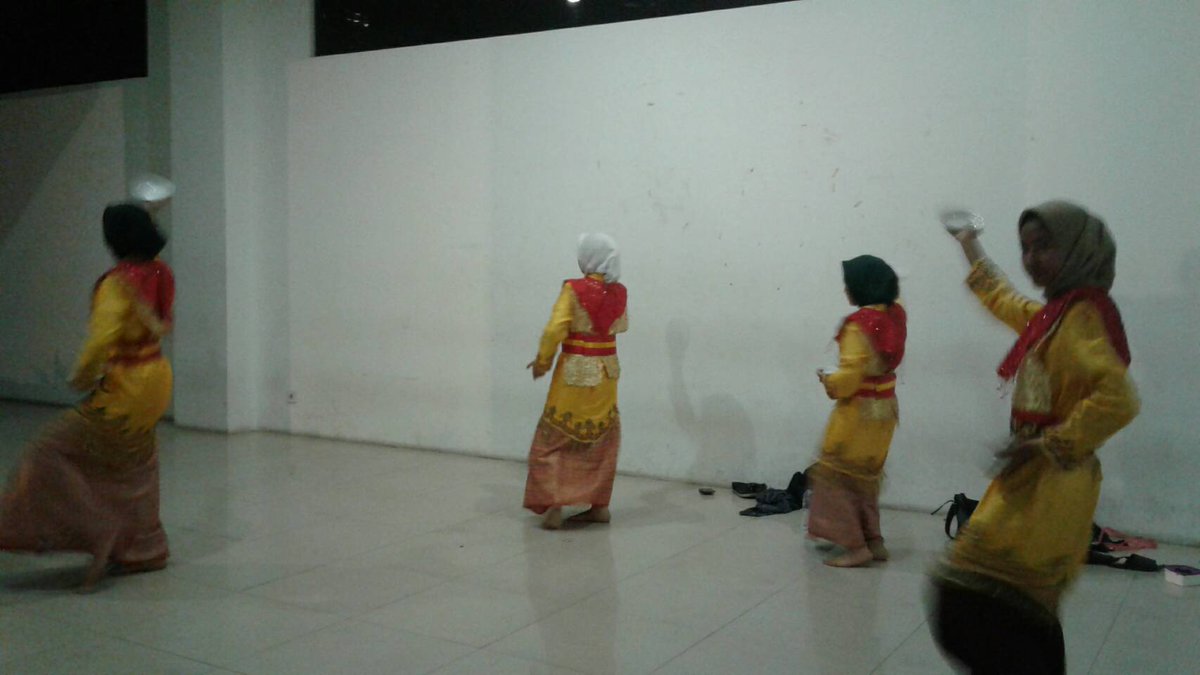 Halo selamat malam. . .  
Sekarang sedang ada gladi resik nih dari  Tari Tradisional untuk persiapan lomba esok hari @polteknikbandung, mohon do'a serta dukungannya ya agar teman - teman dari talent Tari Tradisional dapat memenangkannya. . .

#wearedifferentbutrespecteachother