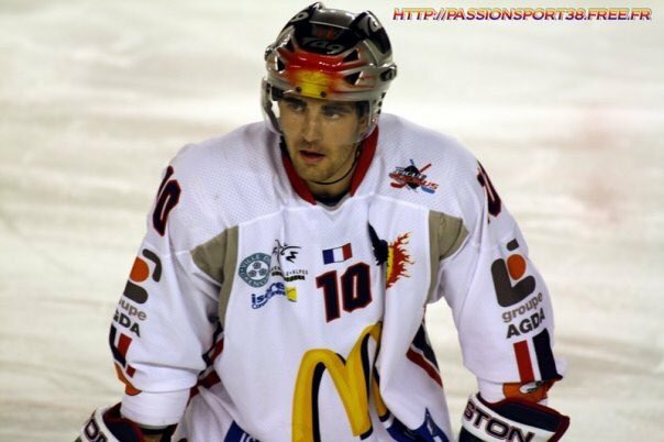 Très heureux de pouvoir porter de nouveau ce beau maillot des <a href="/bruleursdeloups/">Brûleurs De Loups</a> et de retrouver les patinoires françaises !!