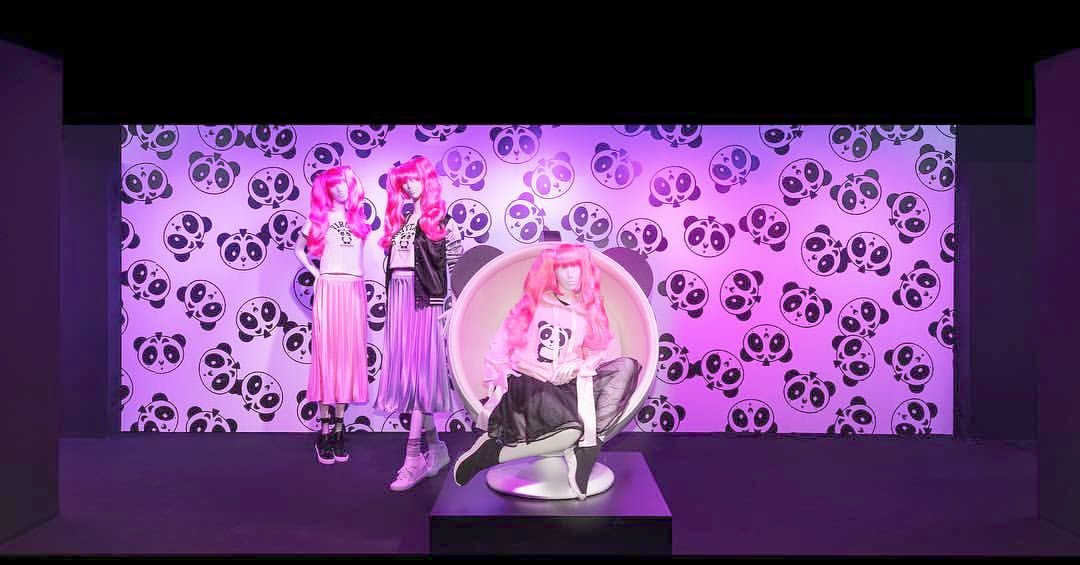VisualCiti's tweet photo. Nicopanda Displays for Macy’s
#macys #macysheraldsquare #visualciti #visualsoflife #visualmerchandising #merchandising #retaildesign #storedesign #visualprops #storedisplays #props #windows #windowdisplay #windowdesign #nicopanda #panda #neon #pink #macyswindows https://t.co/To9Hbe6tVe