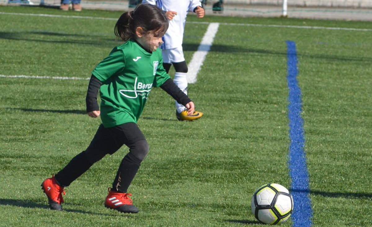 niño y niña jugando