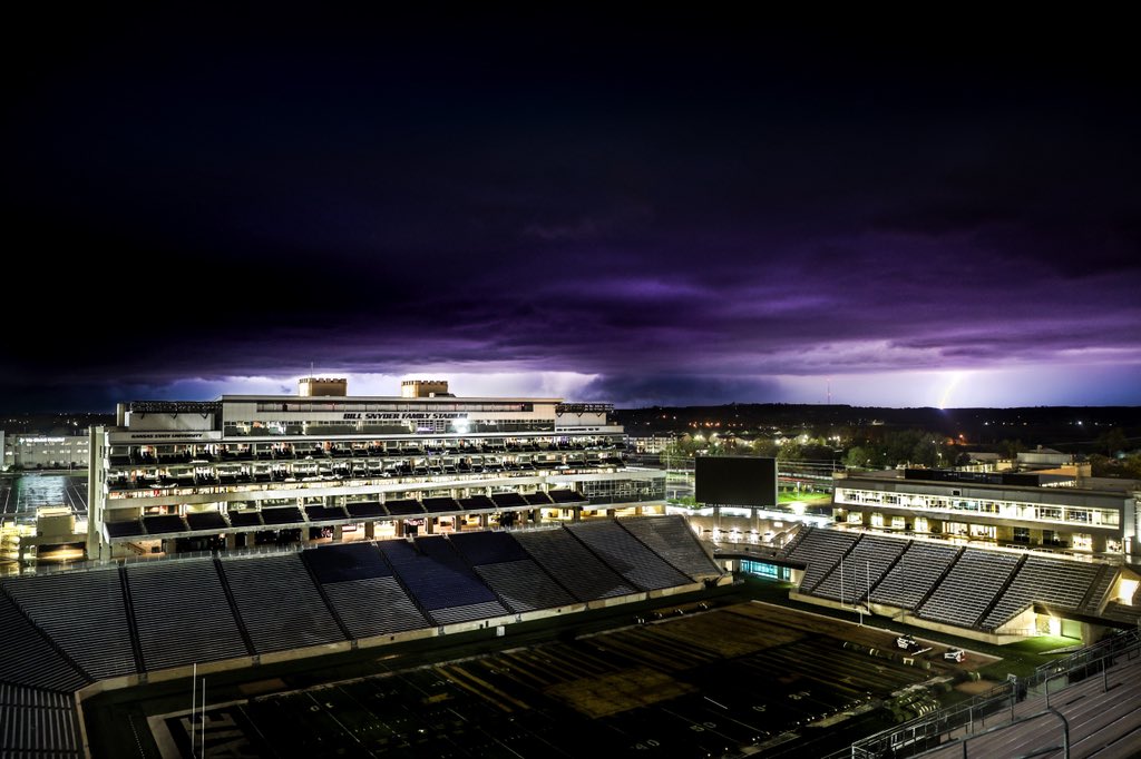 kstatesports's tweet photo. #MHK sky, painted purple 🎨💜🌩 https://t.co/6Bl9qLsbgZ