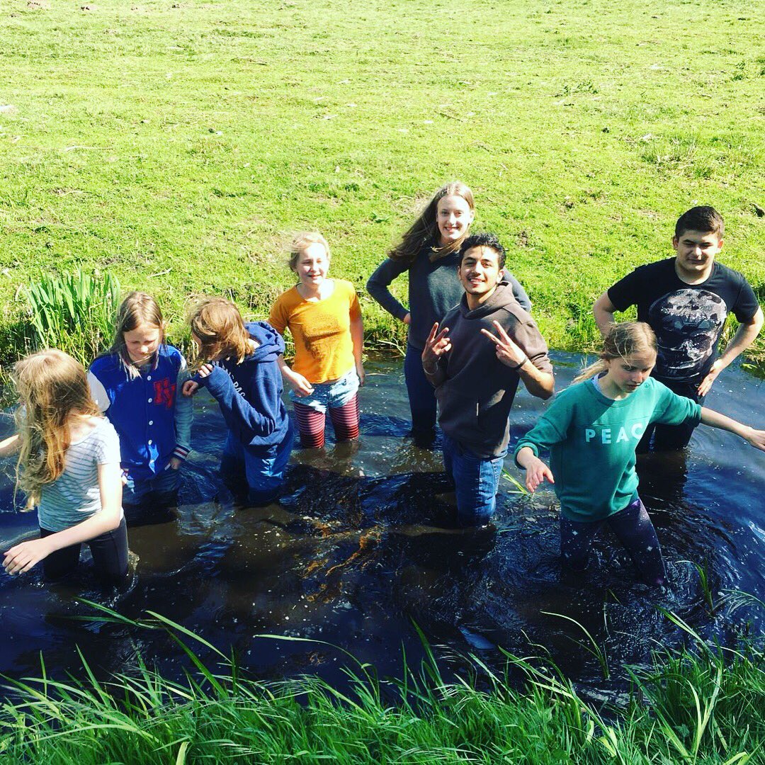 StutTheater's tweet photo. Niet in zeven sloten tegelijk lopen! Gewoon staan in eentje is voldoende #locatietheater #jongerenproject #4en5mei #Overvecht #grotewasjeskleinewasjes @theaternadedam https://t.co/UOARSClqrT