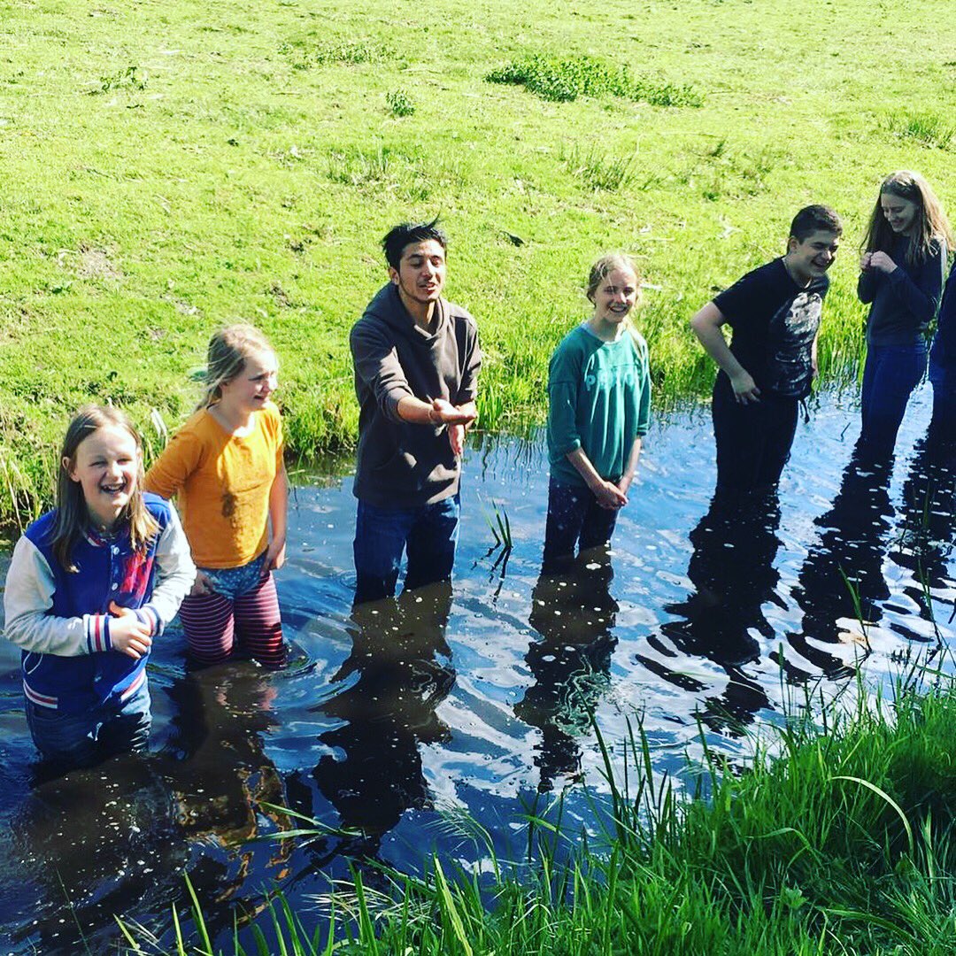 StutTheater's tweet photo. Niet in zeven sloten tegelijk lopen! Gewoon staan in eentje is voldoende #locatietheater #jongerenproject #4en5mei #Overvecht #grotewasjeskleinewasjes @theaternadedam https://t.co/UOARSClqrT
