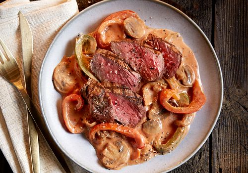 Attention meatlovers!!!! #Pubgrub donderdag 3 mei: Classic Beef Stroganoff. Malse biefstuk in een meesterlijke saus bereid met Wodka, champignons, paprika and a whole Lotta love. Compleet met friet en frisse salade voor €11,50. #foodporn #mikeskitchen
facebook.com/hendrickspubal…