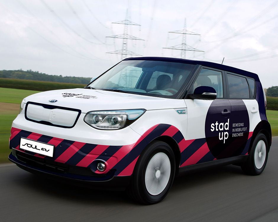 Kia levert 11 Kia Soul EV’s aan Gemeente Enschede als onderdeel van het project ‘duurzaam deelvervoer’ in Enschede. Hiermee doet Kia mee aan één van de meest ambitieuze duurzame mobiliteitsprojecten van Nederland!