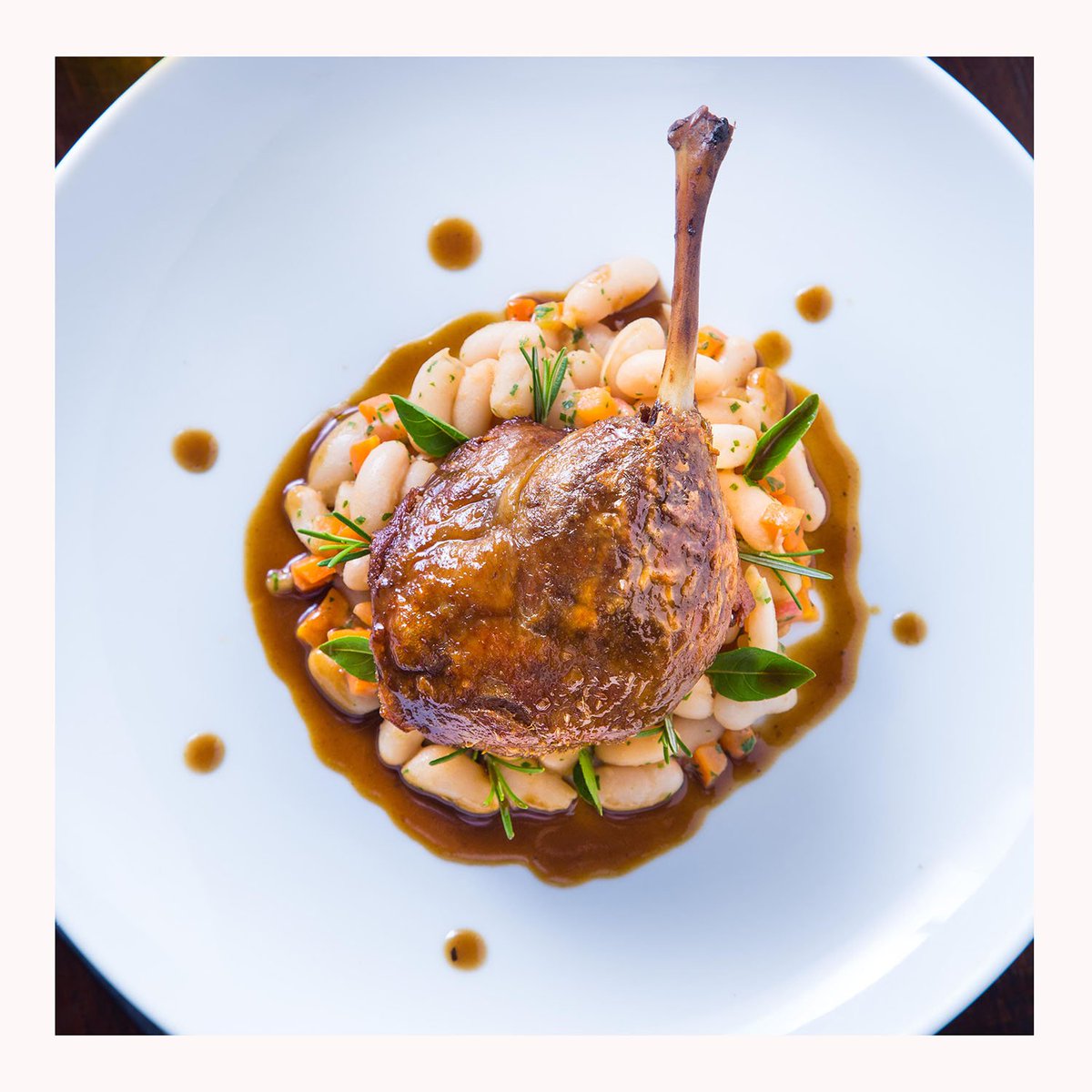 leboubistro's tweet photo. Tudo o que queremos nesse pós-feriado é um clássico francês, confere? Na foto, o Confit de Canard, coxa de pato confitado com ragoût de feijão servido na charmosa cocote. C’est super! https://t.co/mt6yrdQHRf