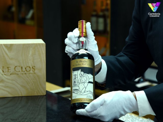 CreativeBar's tweet photo. > The Macallan consigue un récord mundial por la venta de dos botellas #TheMacallan 1926 con un valor de 1,2 millones de dólares. El conjunto está etiquetado con originales diseños de los reconocidos artistas Sir Peter Blake y Valerio Adami 🔛 https://t.co/JMDT8ZmRTK https://t.co/1BDfXWkMQd