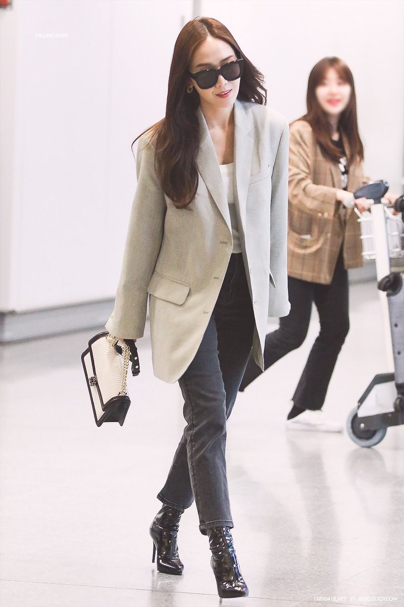 fallingrain_net's tweet photo. 180426 Hong Kong Airport #제시카 
https://t.co/mkbJVbBVvo https://t.co/5pHaeMA9HJ