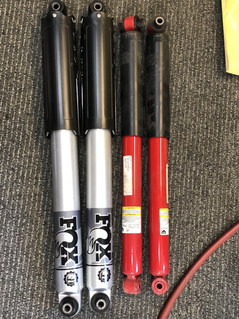 jeepfandotcom's tweet photo. Mopar JL lift Fox shocks compared to the factory Rubicon shocks. #jeep #wranglerjl @OfficialMOPAR https://t.co/x5jNKOw7Nq