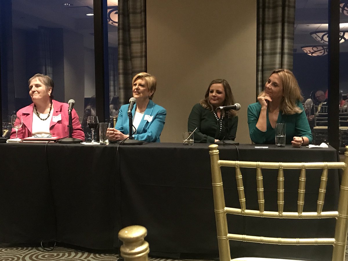 teagandillon's tweet photo. Last night, I had the incredible opportunity to listen to 3 Notre Dame album speak about the changing face of journalism. Thank you, @annenbcnews, @RandiBelisomo, @MelindaKCMO &amp; @NDclubofChicago!! https://t.co/pVY16lriU4